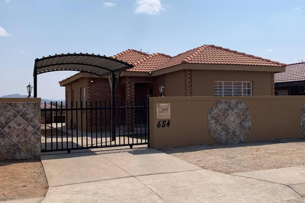 Rhino House With 3 Bedrooms Next To Pilanesberg And Sun City Mogwase Exteriör bild