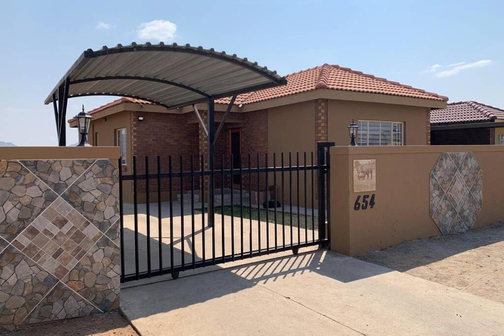 Rhino House With 3 Bedrooms Next To Pilanesberg And Sun City Mogwase Exteriör bild
